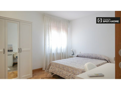 Chambre à louer dans un appartement de 9 chambres à… - À louer