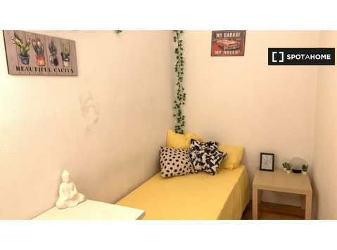 Room for rent in 9-bedroom apartment in Ópera - Na prenájom