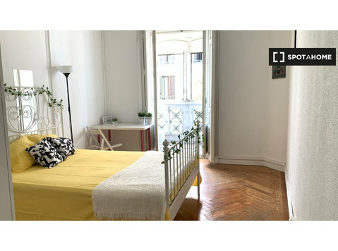 Zimmer zu vermieten in 9-Zimmer-Wohnung in Ópera - Zu Vermieten