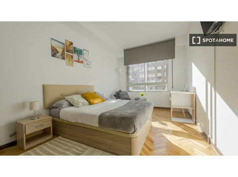 Aluga-se quarto em apartamento de 9 quartos em Tetuán,… - Aluguel