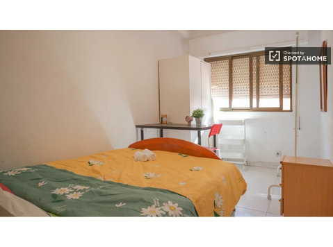 Room for rent in Ambroz, Madrid - STUDENTS ONLY - For Rent