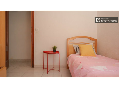 Se alquila habitación en Ambroz, Madrid - SOLO ESTUDIANTES - Alquiler