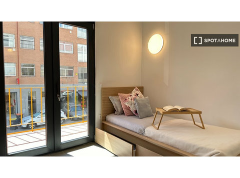 Se alquila habitación en coliving de 20 habitaciones en… - Alquiler