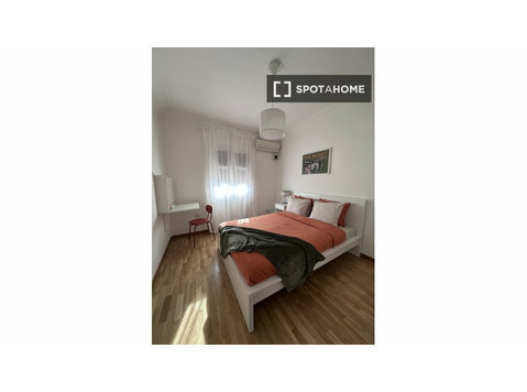 Madrid'de 5 yatak odalı bir dairede kiralık oda - Kiralık