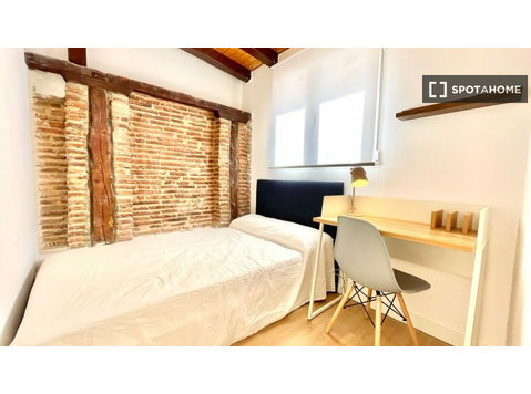 Room for rent in a Coliving in Tetuán, Madrid - For Rent