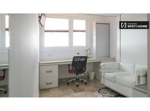 Tetuan, Madrid'de bir rezidansta kiralık oda - Kiralık