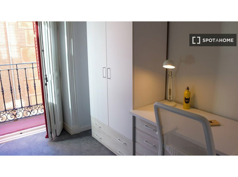 Zimmer zu vermieten in einem Studentenwohnheim in Centro,… - Zu Vermieten