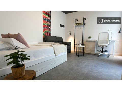Zimmer zu vermieten in einem Studentenwohnheim in Centro,… - Zu Vermieten