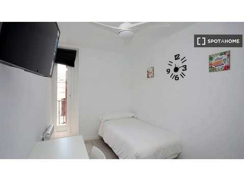 Centro, Madrid residence salonunda kiralık oda - Kiralık