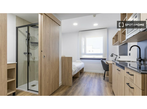 Room for rent in residence in Madrid - Za iznajmljivanje