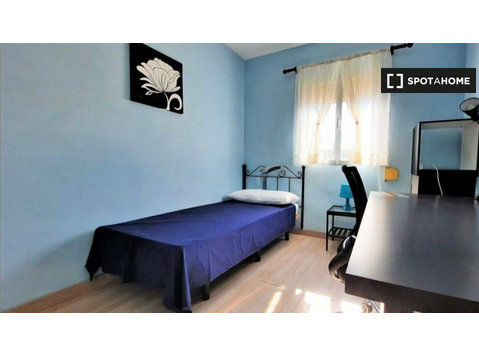 Chambre à louer dans un appartement partagé à Getafe, Madrid - À louer