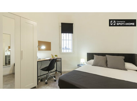 Room for rent in stylish 6-bedroom apartment - Kiadó