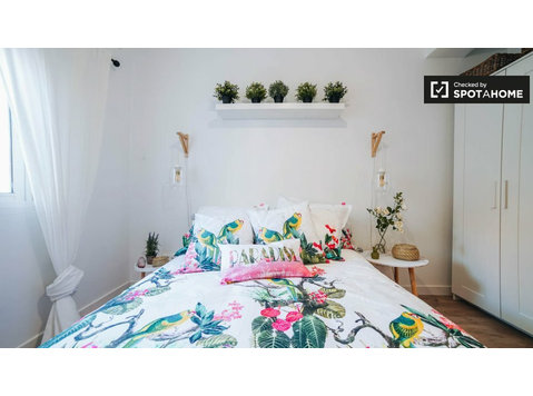Room for rent in trendy 3-bedroom apartment in Carabanchel - For Rent