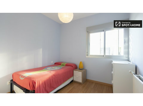 Zimmer in einem 3-Zimmer-Apartment in Villa de Vallecas,… - Zu Vermieten