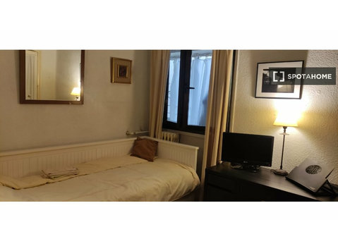 Chambre dans un appartement de 3 chambres à louer à Ventas - À louer