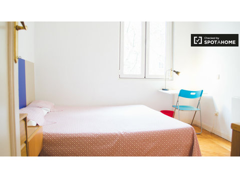 Habitación en apartamento de 4 dormitorios en Almagro y… - Alquiler