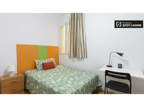 Habitación en apartamento de 4 dormitorios en Almagro y… - Alquiler