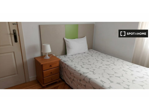 Camera in appartamento con 4 camere da letto a Almagro e… - In Affitto