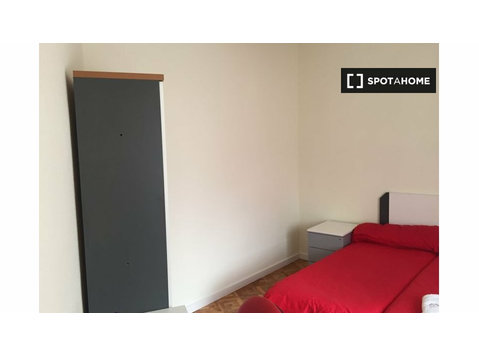 Pokój w apartamencie z 4 sypialniami w Atocha w Madrycie - Do wynajęcia