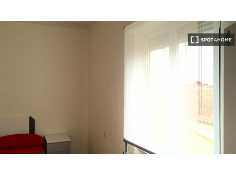 Zimmer in einer 4-Zimmer-Wohnung in Atocha, Madrid - Zu Vermieten