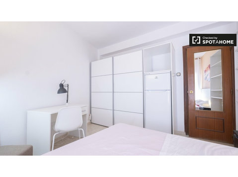 Pokój w apartamencie z 4 sypialniami w Carabanchel w… - Do wynajęcia