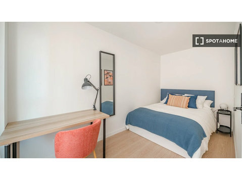 Se alquila habitación en piso de 4 habitaciones, Ensanche… - Alquiler