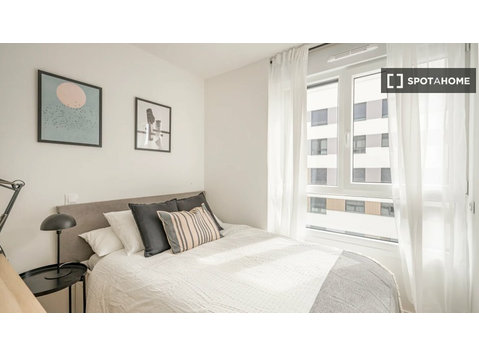 Se alquila habitación en piso de 4 habitaciones, Ensanche… - Alquiler