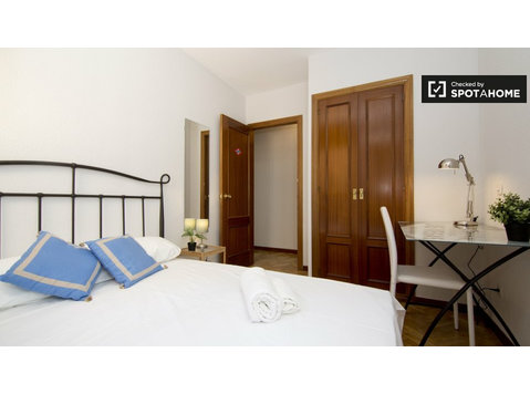 Pokój w apartamencie z 5 sypialniami, Fuencarral, Madryt - Do wynajęcia