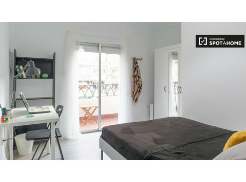 Camera in appartamento con 5 camere da letto in affitto a… - In Affitto