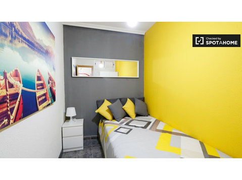 Camera in appartamento con 5 camere da letto ad Alcalá de… - In Affitto