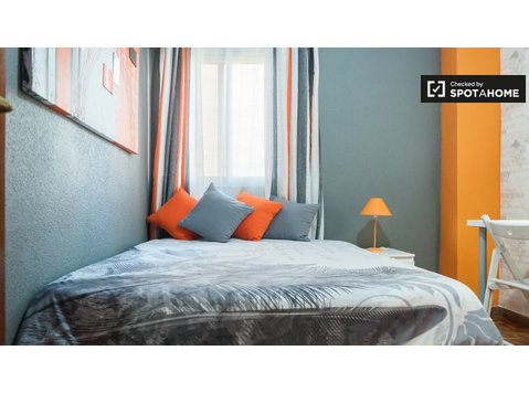 Room in 5-bedroom apartment in Alcalá de Henares, Madrid - Te Huur