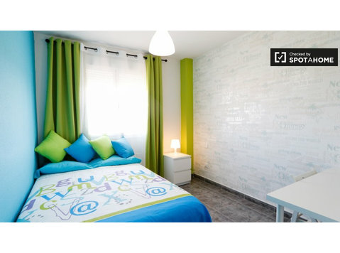Room in 5-bedroom apartment in Alcalá de Henares, Madrid - Izīrē