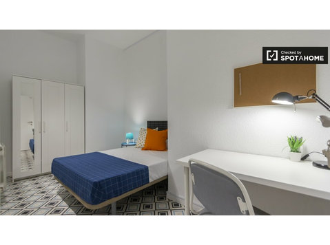 Camera in appartamento con 5 camere da letto a Almagro e… - In Affitto