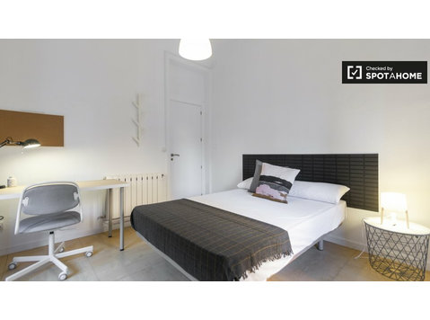 Room in 5-bedroom apartment in Almagro and Trafalgar, Madrid - K pronájmu
