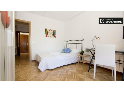 Quarto em apartamento de 5 quartos em Fuencarral, Madrid - Aluguel