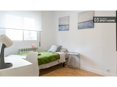 Zimmer in einer 5-Zimmer-Wohnung in Madrid. - Zu Vermieten