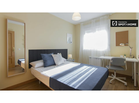 Room in 5-bedroom apartment in Puerta del Ángel, Madrid - Vuokralle