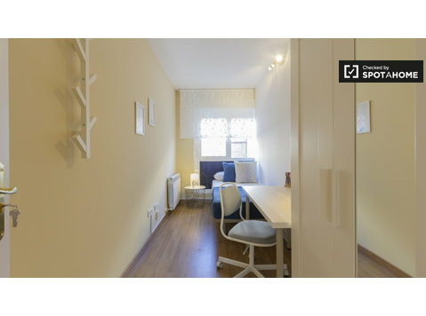 Camera in appartamento con 5 camere da letto a Puerta del… - In Affitto