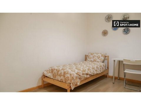 Room in 5-bedroom apartment in Tetuán, Madrid - Na prenájom