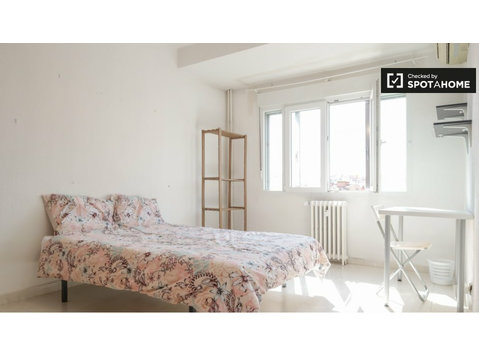Pokój w apartamencie z 5 sypialniami w Tetuán w Madrycie - Do wynajęcia