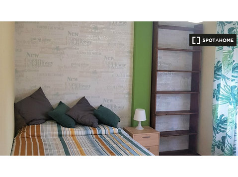 Camera in appartamento con 6 camere da letto ad Alcalá de… - In Affitto
