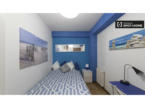 Room in 6-bedroom apartment in  Alcalá de Henares - Izīrē