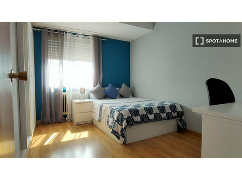 Habitación en apartamento de 6 dormitorios en Alcalá de… - Alquiler