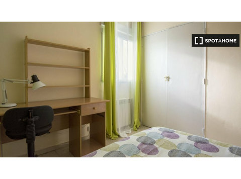 Zimmer in 6-Zimmer-Wohnung in Alcalá de Henares, Madrid - Zu Vermieten