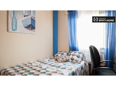 Room in 6-bedroom apartment in Alcalá de Henares, Madrid - For Rent
