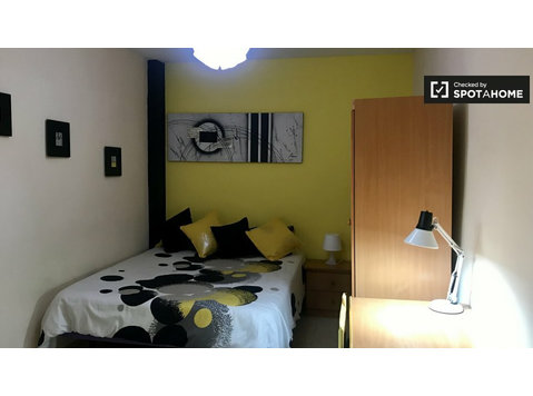 Alcalá de Henares, Madrid'de 6 yatak odalı dairede oda - Kiralık