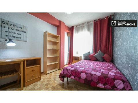 Chambre dans un appartement de 6 chambres à Alcalá de… - À louer