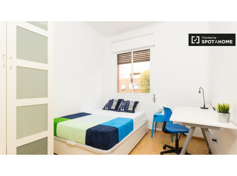 Room in 6-bedroom apartment in Atocha and Delicias, Madrid - الإيجار