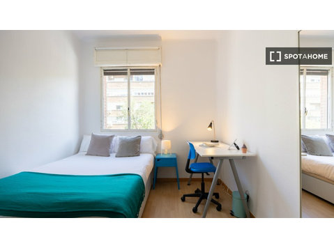 Habitación en apartamento de 6 dormitorios en Atocha y… - Alquiler