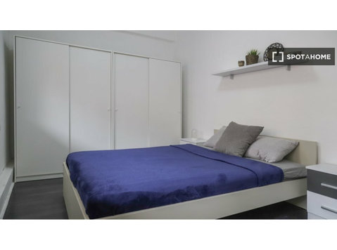 Zimmer in 7-Zimmer-Wohnung zur Miete in Quintana, Madrid - Zu Vermieten